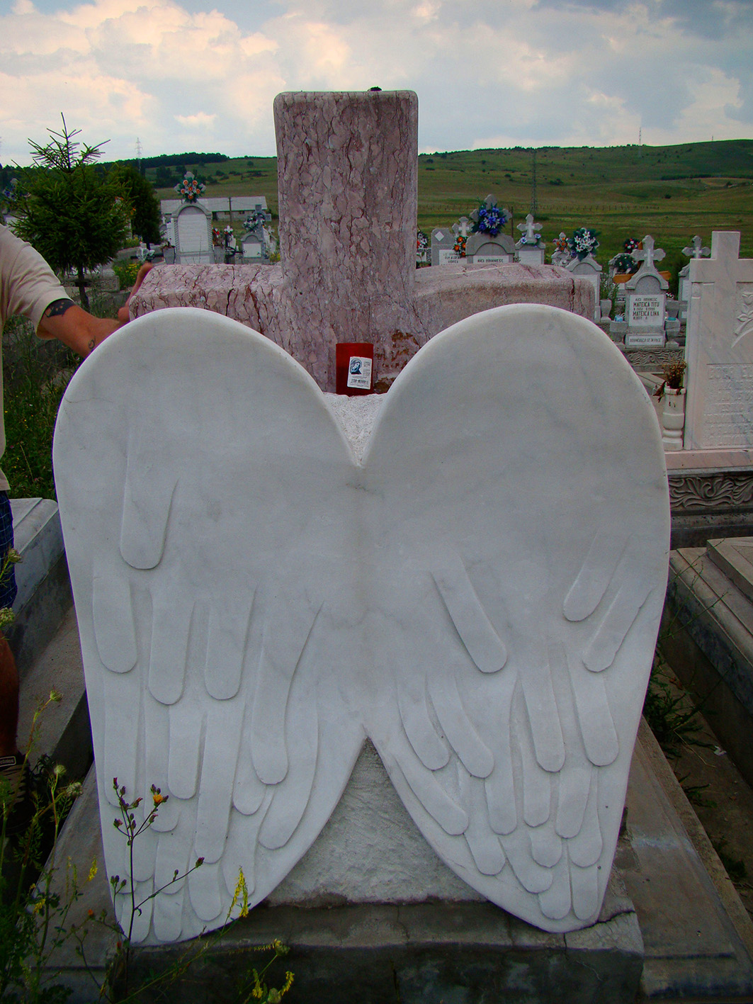 Monument funera cu aripi de inger sculptat manual in masiv de marmura alba - MONUMENTE FUNERARE BRASOV