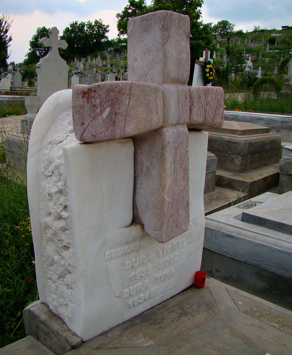 Monument funerar unicat din marmura alba si marmura rosie sculptat la comanda - MONUMENTE FUNERARE BRASOV