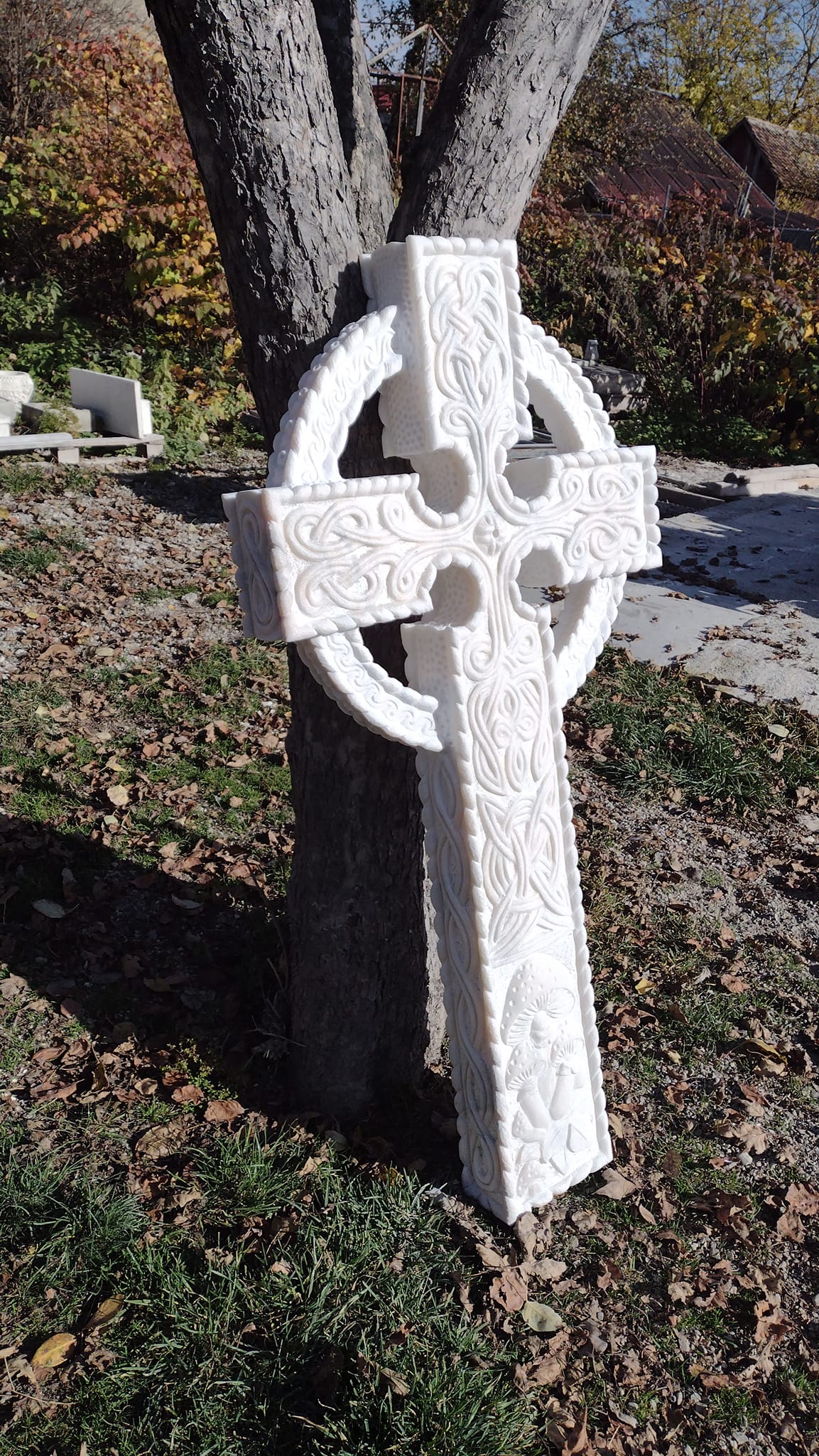 Cruce celtica cu funia vietii si discul solar, cioplita din masiv de marmura alba - MONUMENTE FUNERARE BRASOV