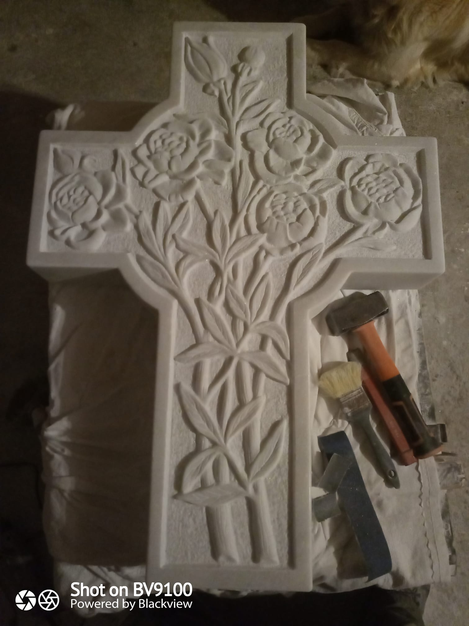 cruce cioplita cu flori de crin din marmura alba  - MONUMENTE FUNERARE BRASOV