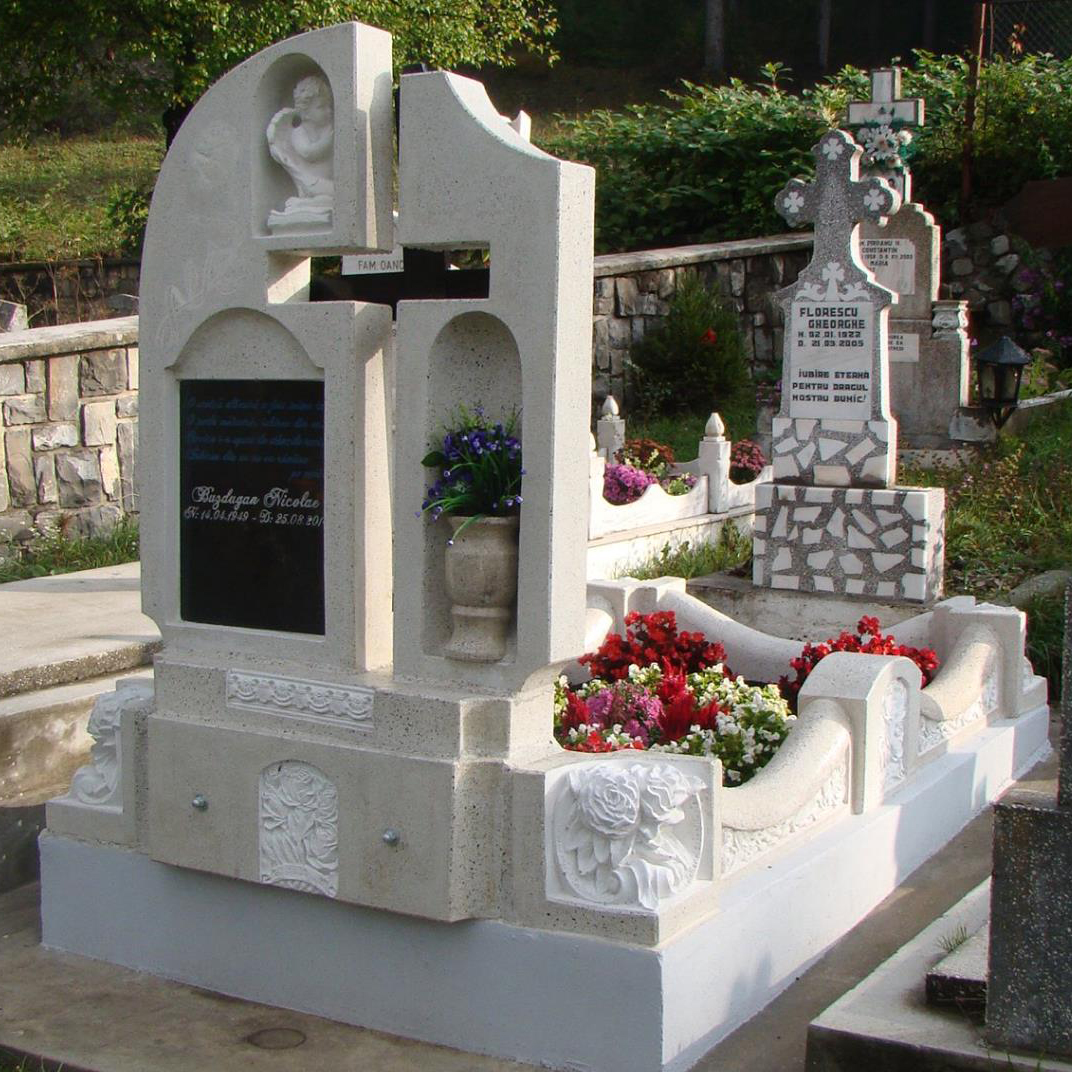 Gardulet pentru imprejmuire mormant cu flori si monument de moazaic cu cruce decupata  - MONUMENTE FUNERARE de mozaic  BRASOV