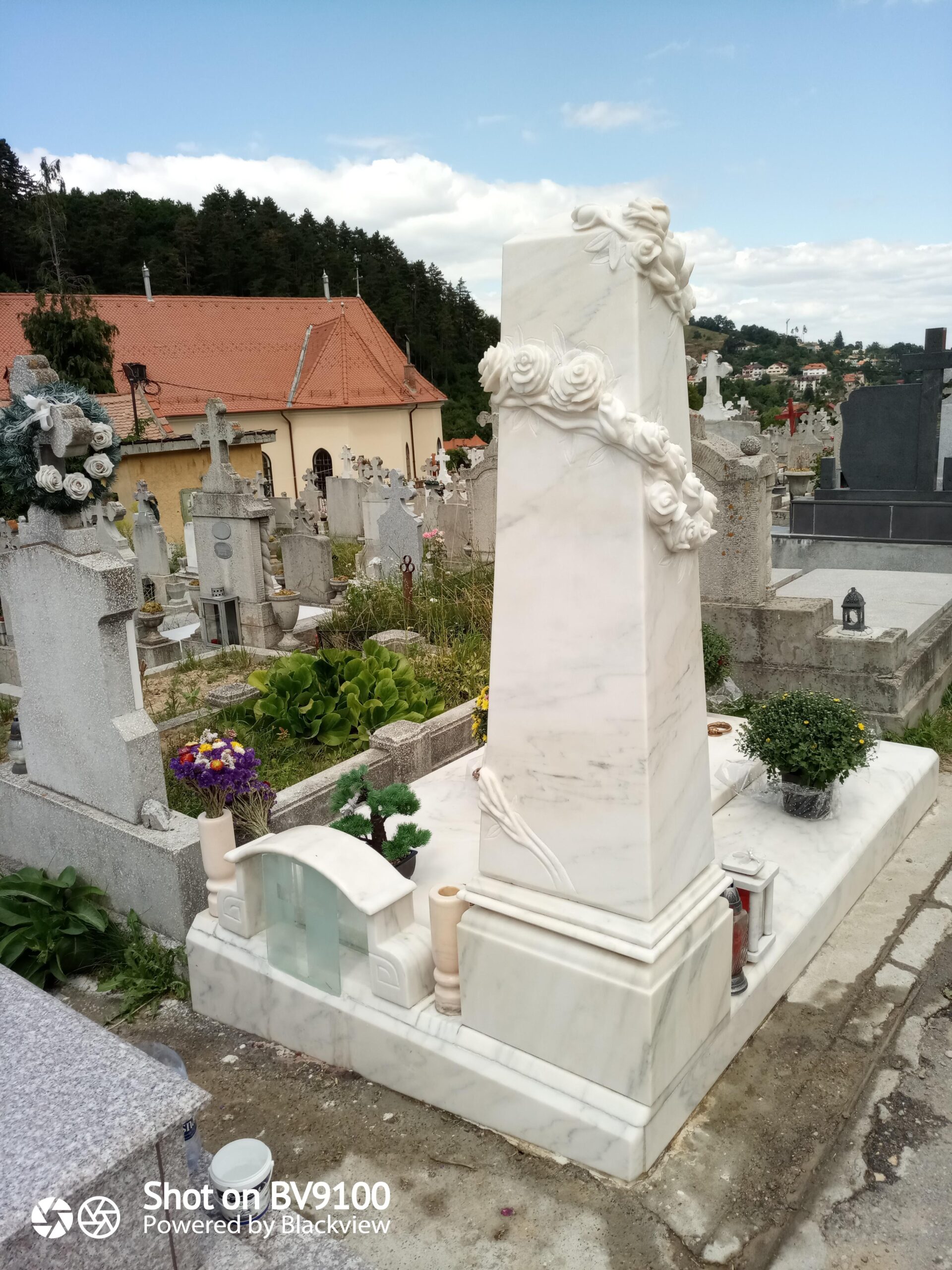 Mormant funerar cu trandafiri sculptati in marmura realizat in scheii brasovului - MONUMENTE FUNERARE BRASOV